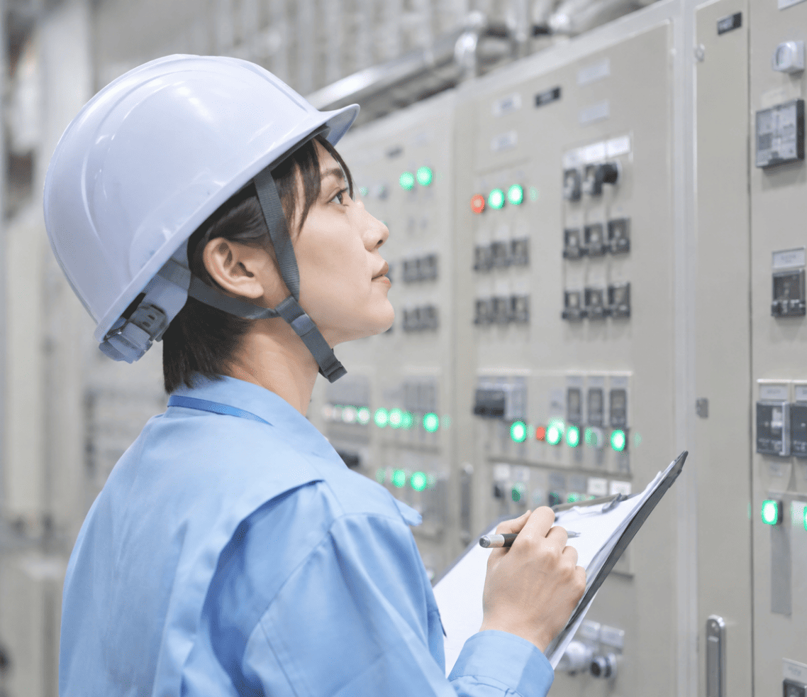 設備を点検している女性社員
