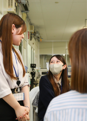 先輩と会話する社員