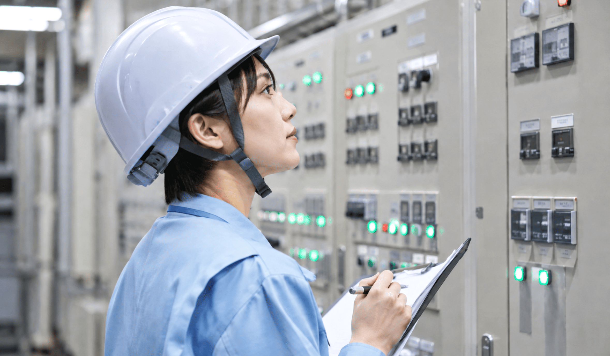 設備を点検する女性社員