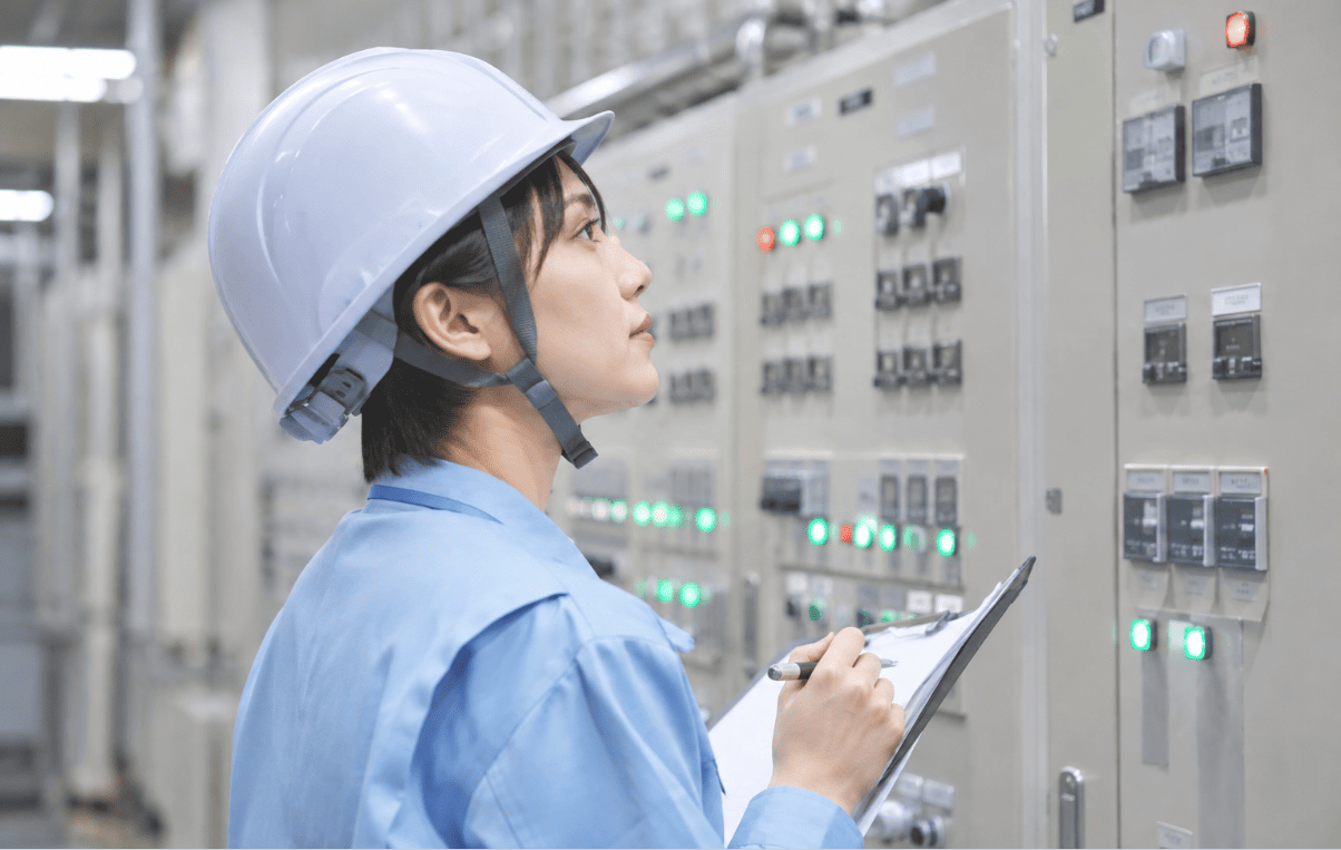 設備の点検をしている女性社員